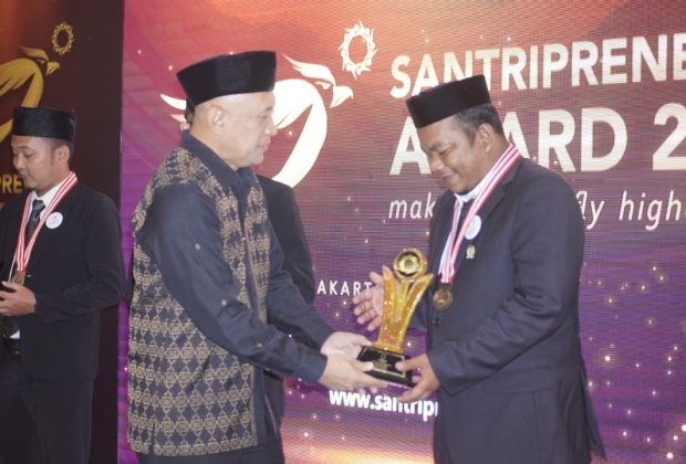 Muhammad Umar Hamdan Owner Rotan Jepara Raih Juara 1 Santripreneur Award 2022